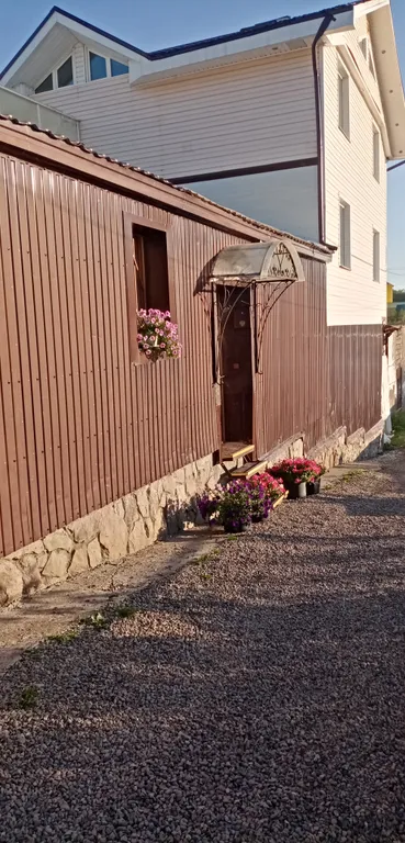 Уютный дом на берегу реки