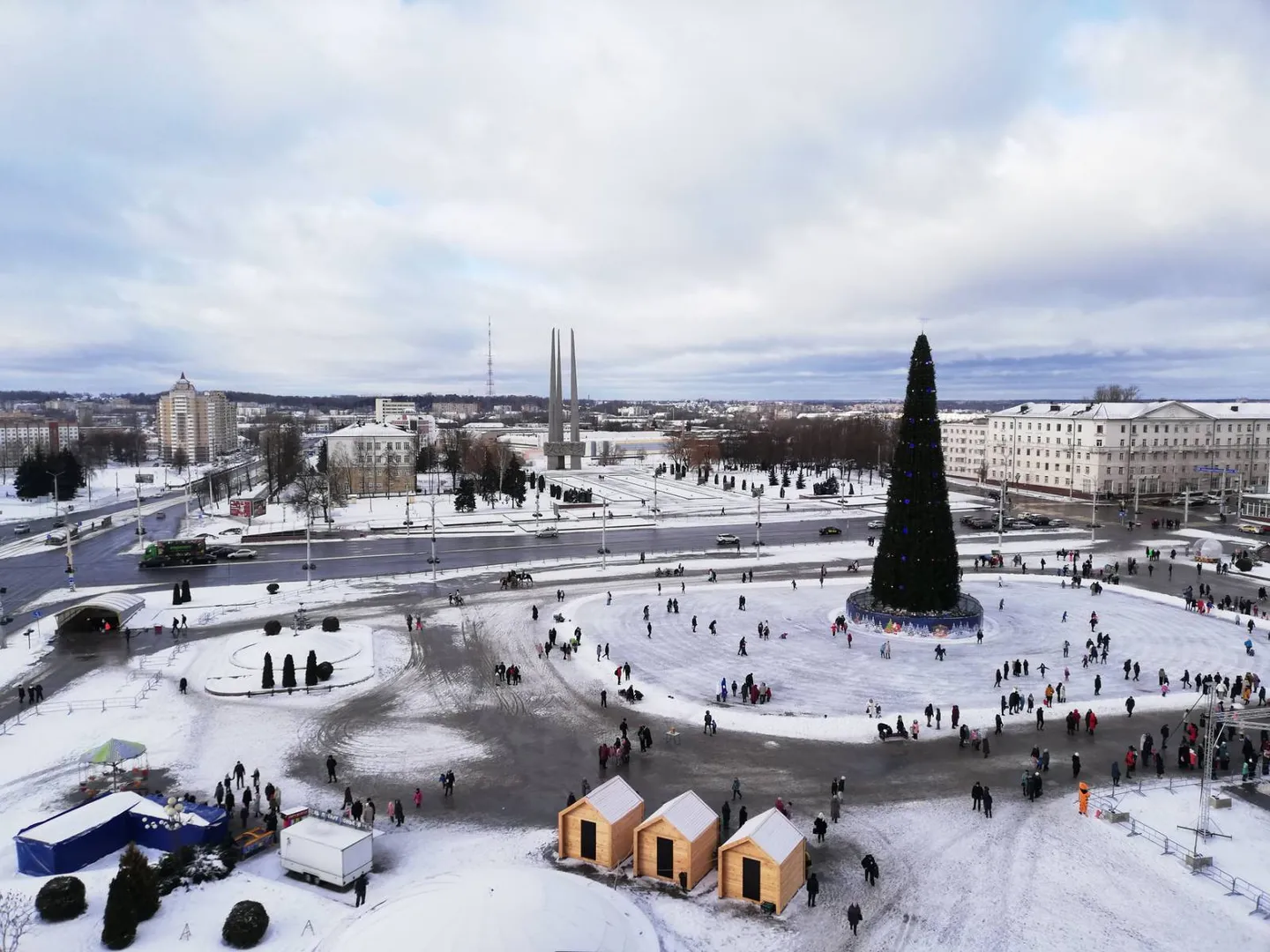 Рядом, в 2х минутах хотьбы от дома находится Площадь Победы с главной ёлкой Витебска с катком и всеми развлечениями 