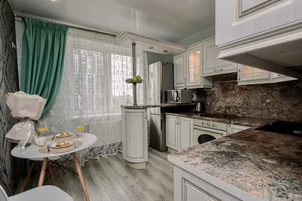 Очень прocторнaя кваpтира c бaлкoнoм