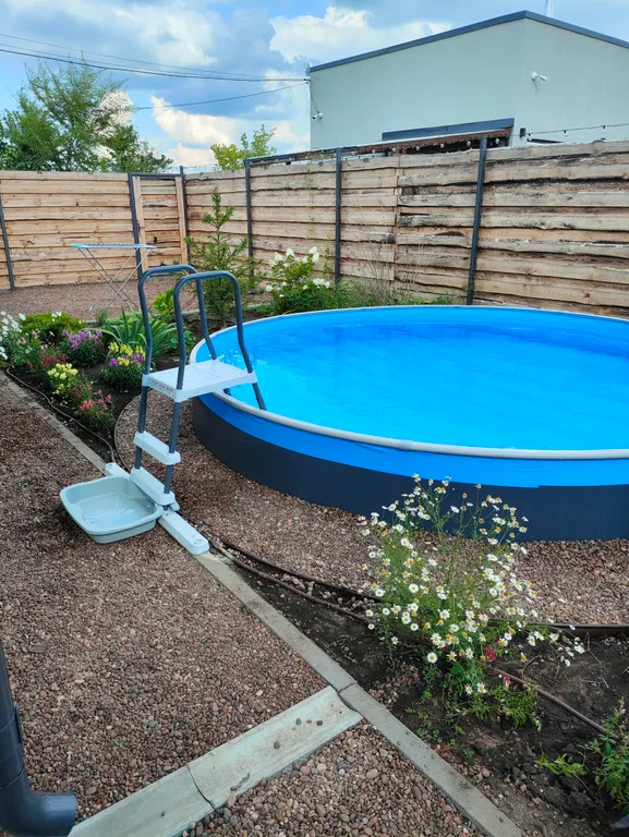 Уютный дом с баней из липы и уличным бассейном