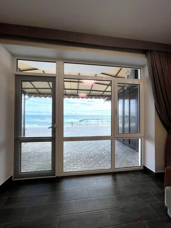 Эллинг на берегу моря