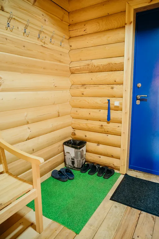 Семейный номер гостевого центра на берегу пруда (прокат снегохода)