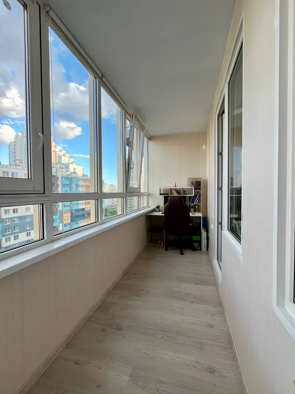 Просторная студия с жилой и уютной лоджией