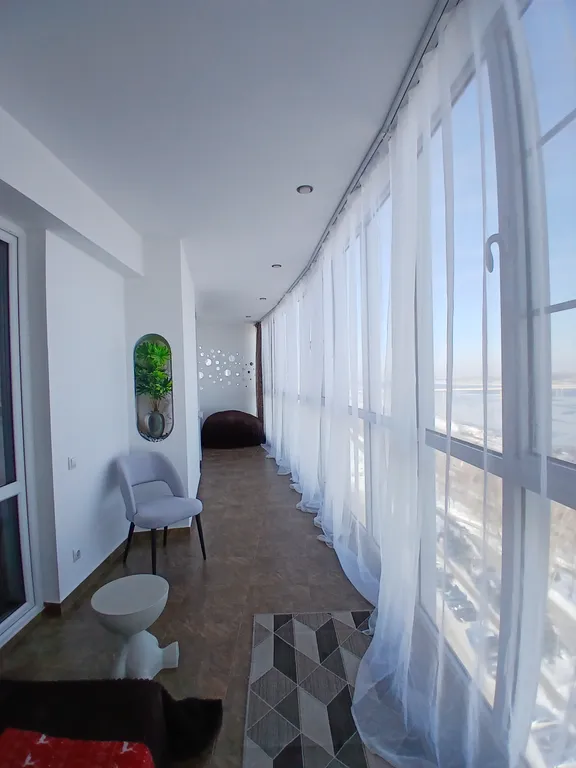 Жизнь с видом реку: огромная лоджия с панорамным остеклением в пол!