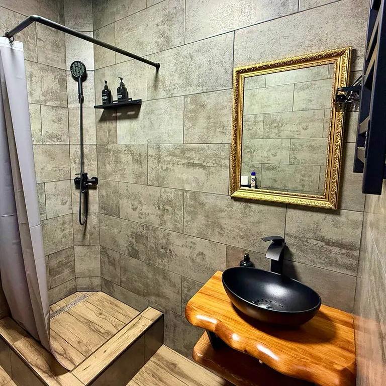 Большая студия с камином и русской печкой