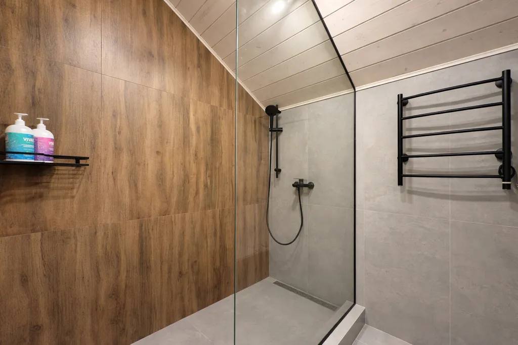 Новый дом в лесу с финской сауной рядом с озером