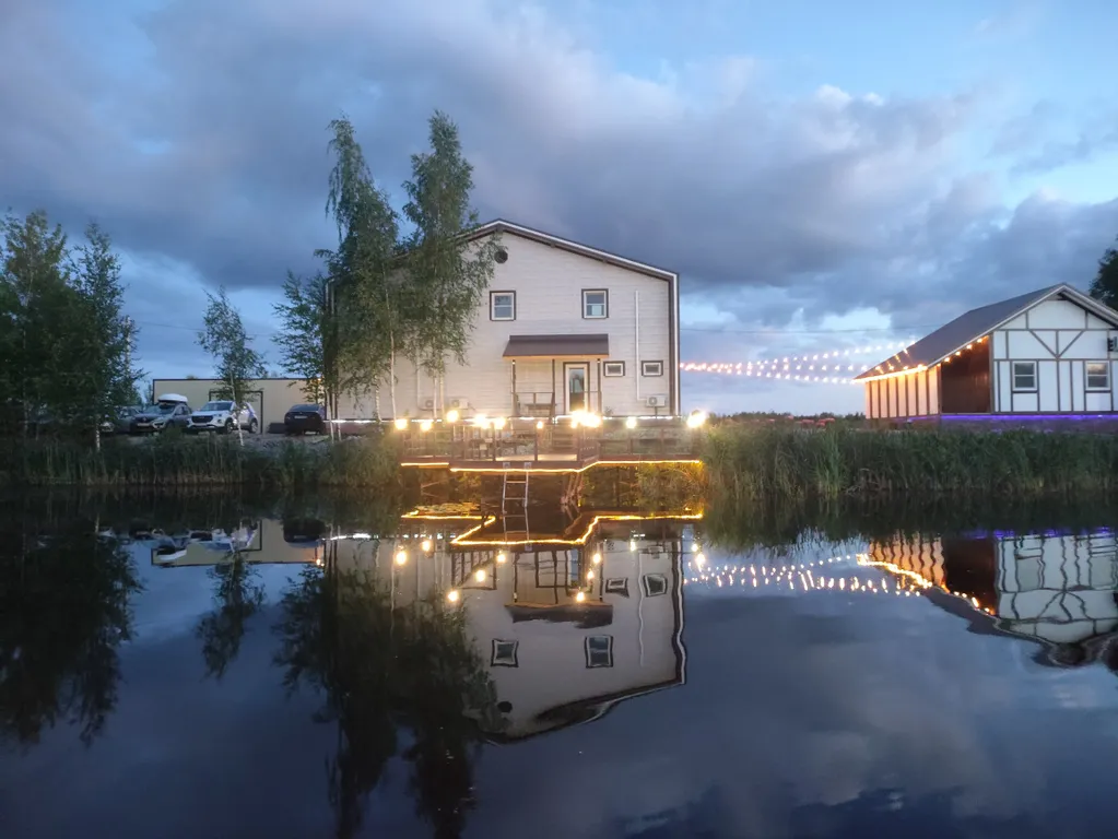 Дома и бани на берегу озера