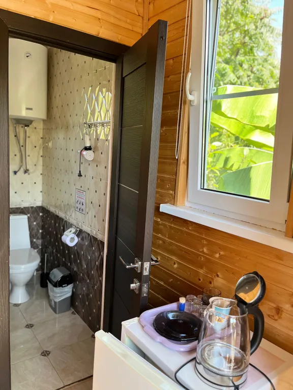 Домик у реки Дах с видом на горы