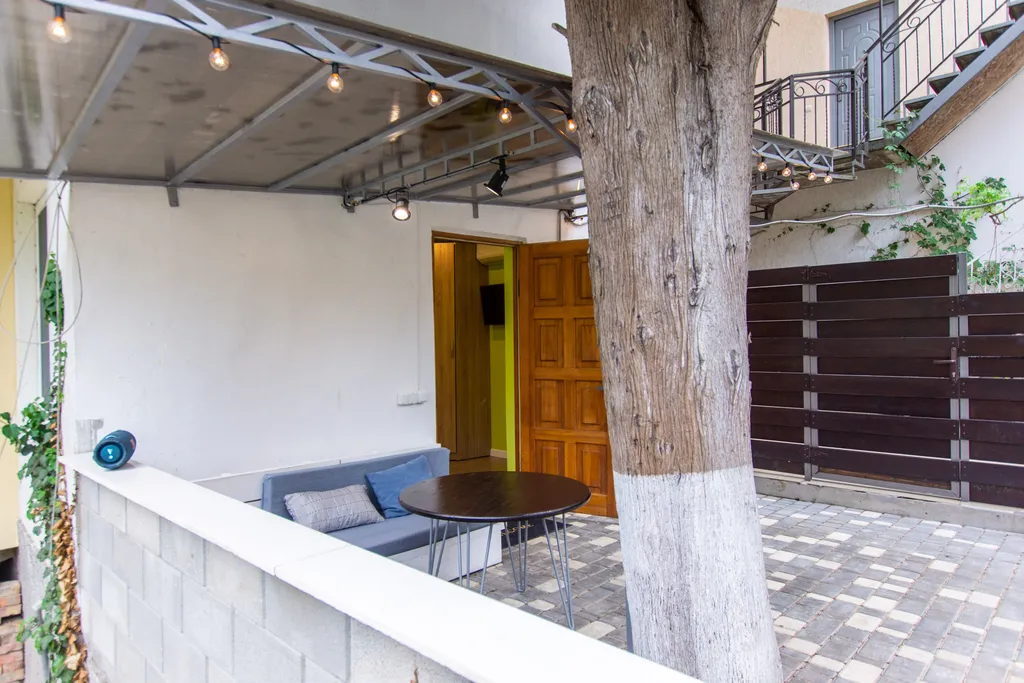 Квартира Квартира Комфортабельный номер с собственной закрытой террасой — Алушта