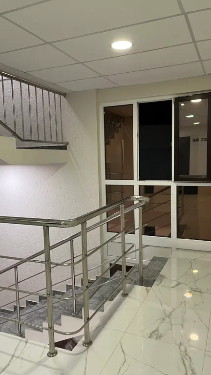 Уютная и стильная студия с отдельной кухней