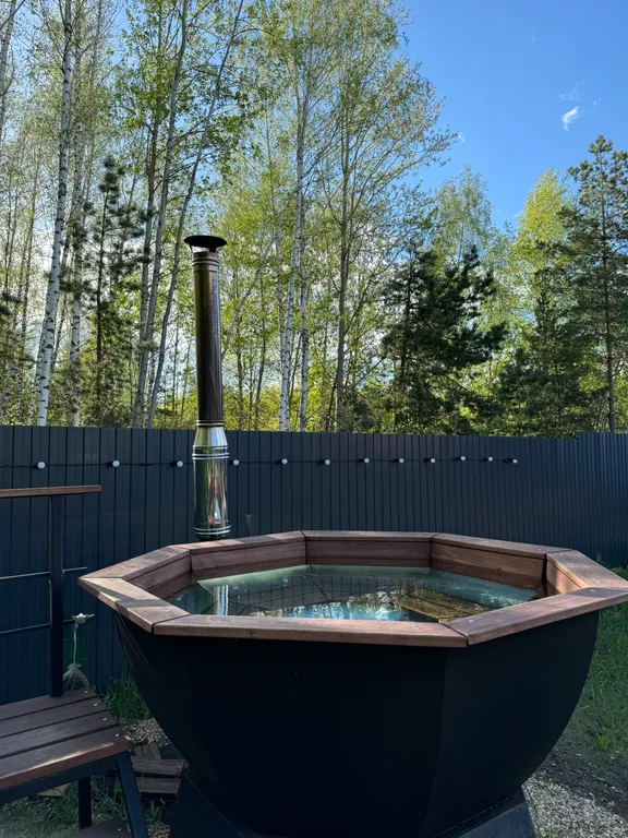 Домик афрейм в дубовом лесу