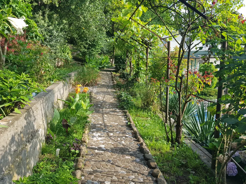 Дом с бассейном у моря участок - 24 сотки райского сада