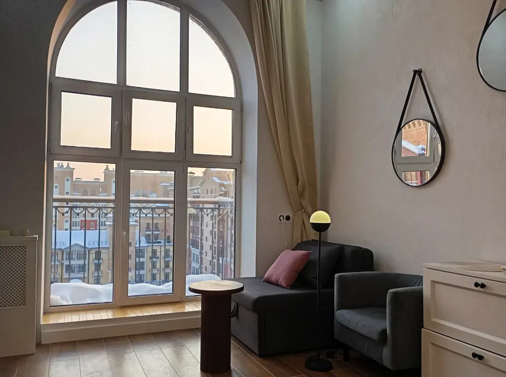 Уютная студия с высокими потолками