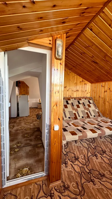 Благоустроенная комната в коттедже с двумя балконами и видом на море.