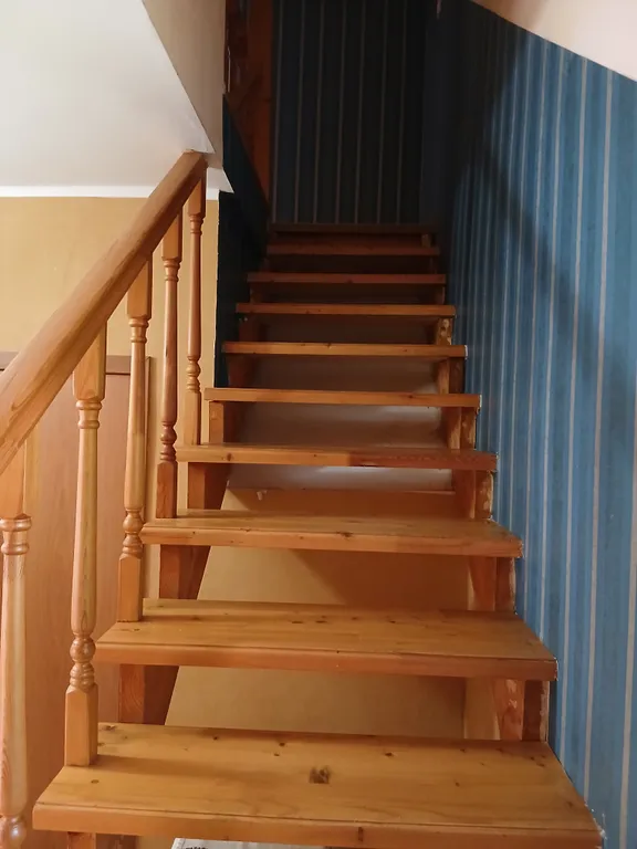 Дом находится на частной территории, есть стоянка автомобильная