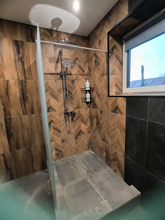 Современный коттедж в пригороде с баней и горячим чаном