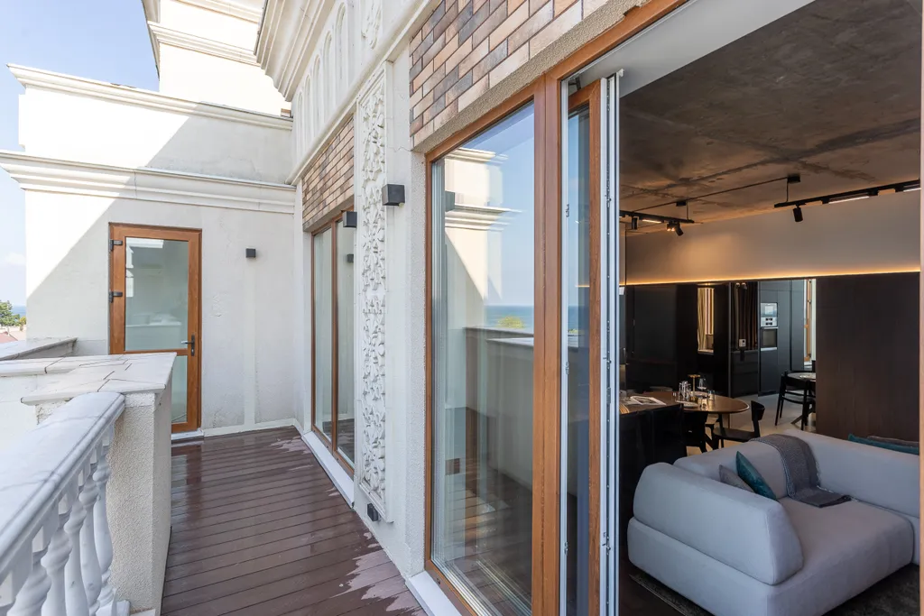 Квартира на первой береговой линии с видом на море в стиле лофт