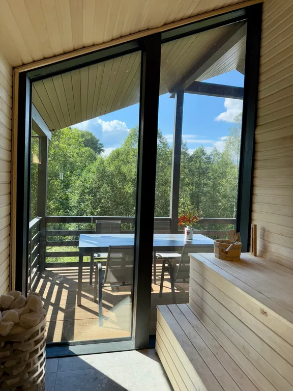 Семейный дом с панорамной сауной и камином