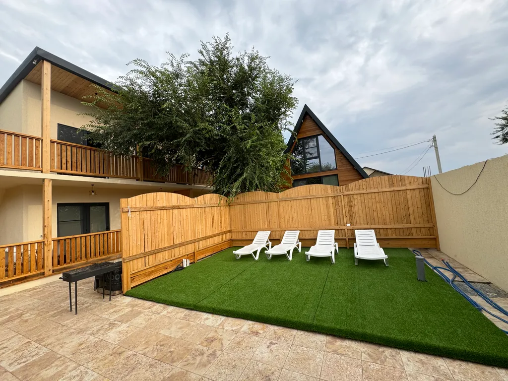 Деревянный дом на территории отеля