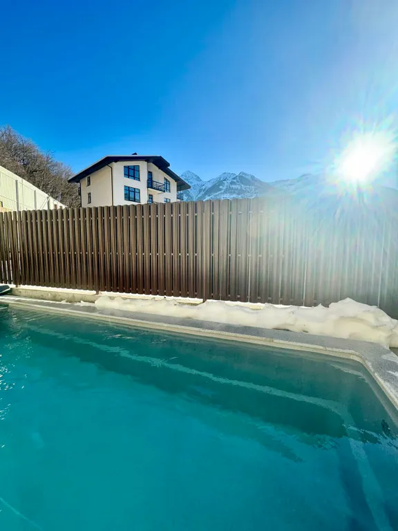 Дом с шикарным видом на горы, с теплым бассейном и баней на дровах