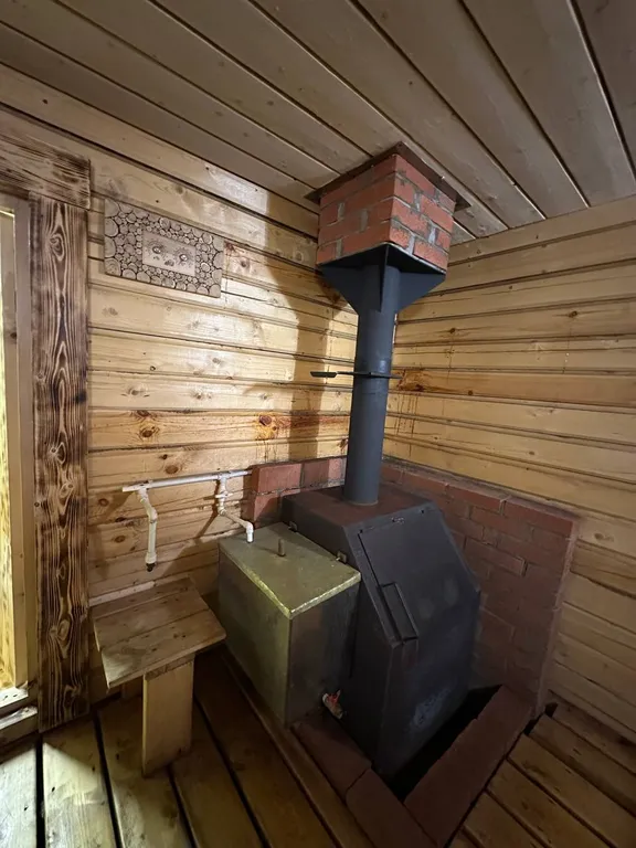 Дом в черте города в лесу