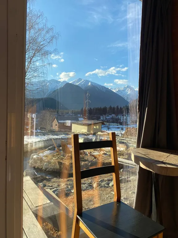 Уютный маленький домик в горах