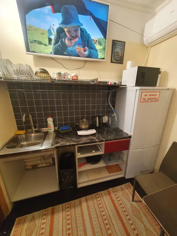 Квартира Комфортная студия с двуспальной кроватью и кухней на первом этаже — аренда посуточно в Астрахань