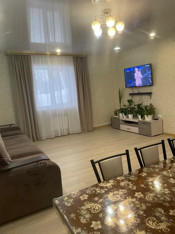 Уютный загородный дом с видом на гору Зеленая