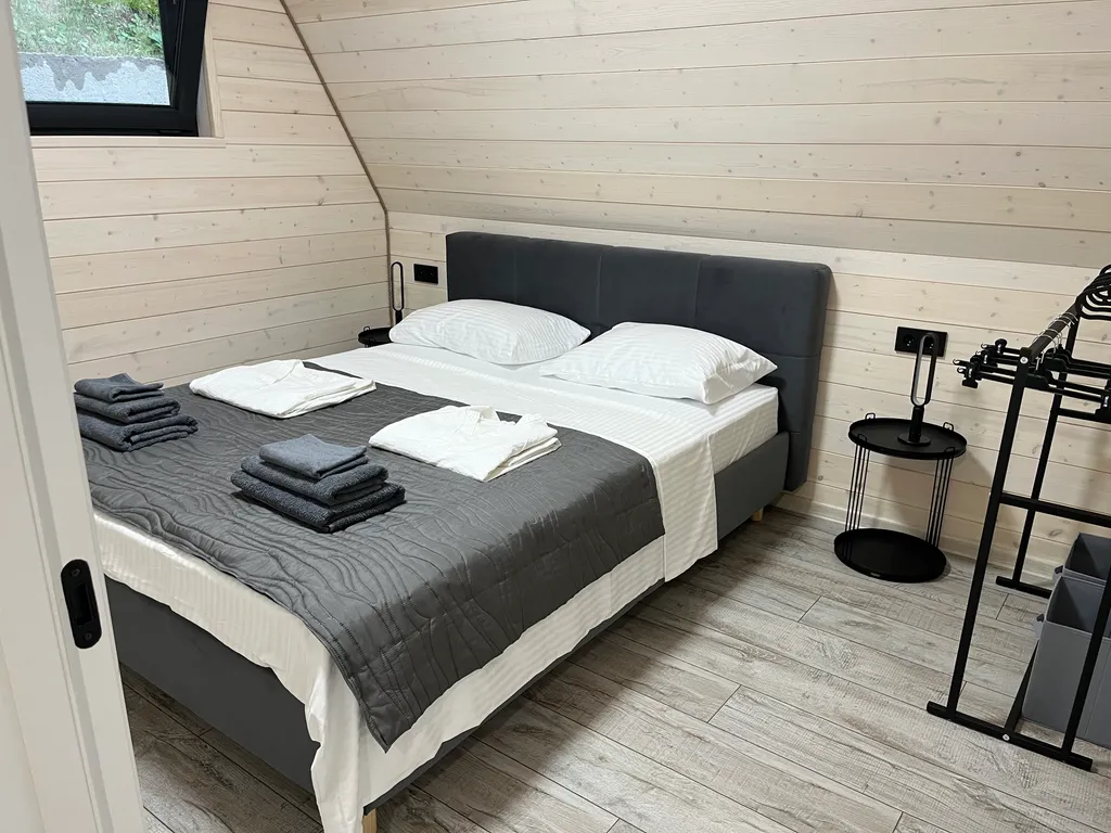 Афрейм с горячей купелью и бассейном