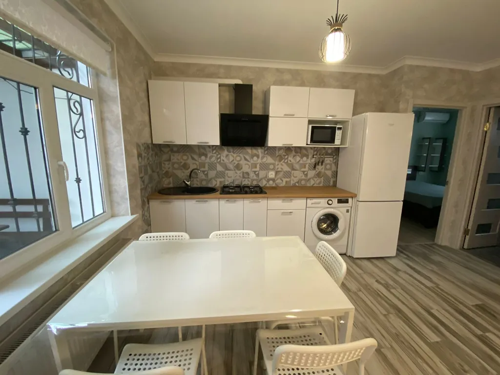 Уютный семейный домик с зелёным двориком и беседкой