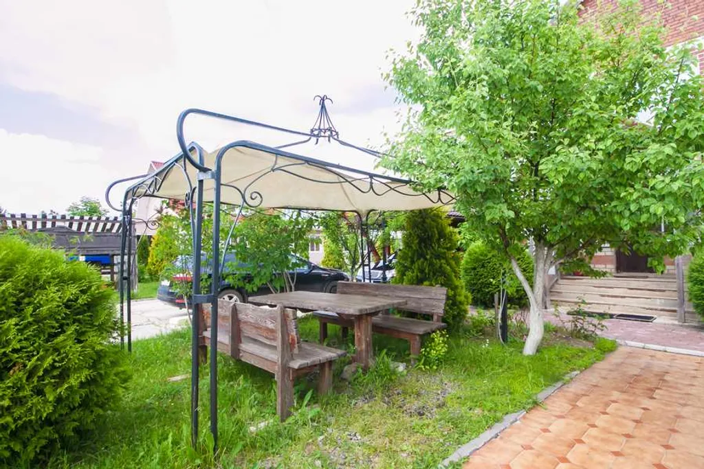 Усадьба с террасой у озера