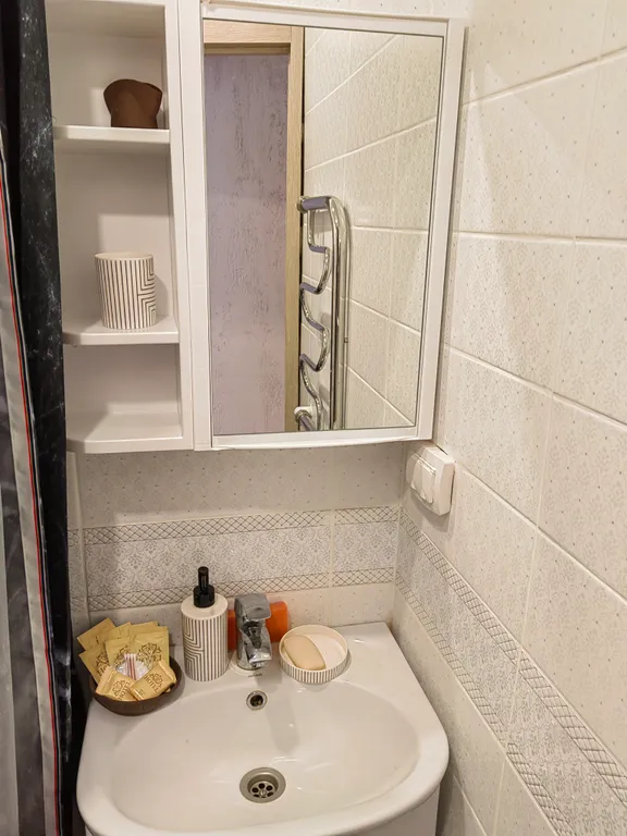 Уютная квартира, рядом склон, бассейн, магазины, парк.