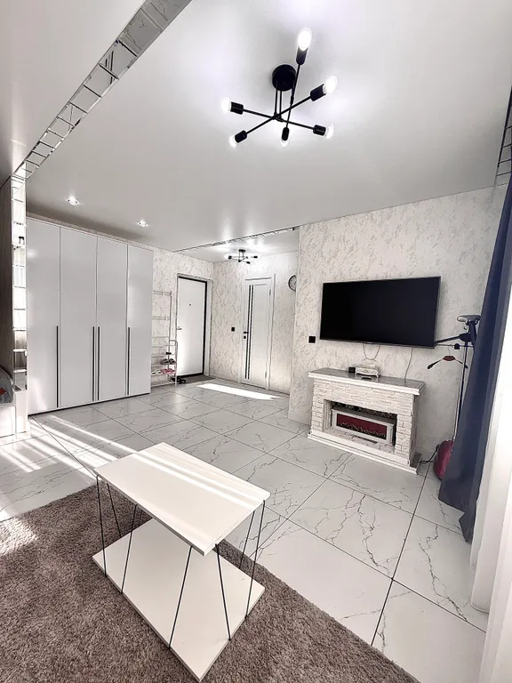 Новый дом в центре города. Елка и сервировка есть