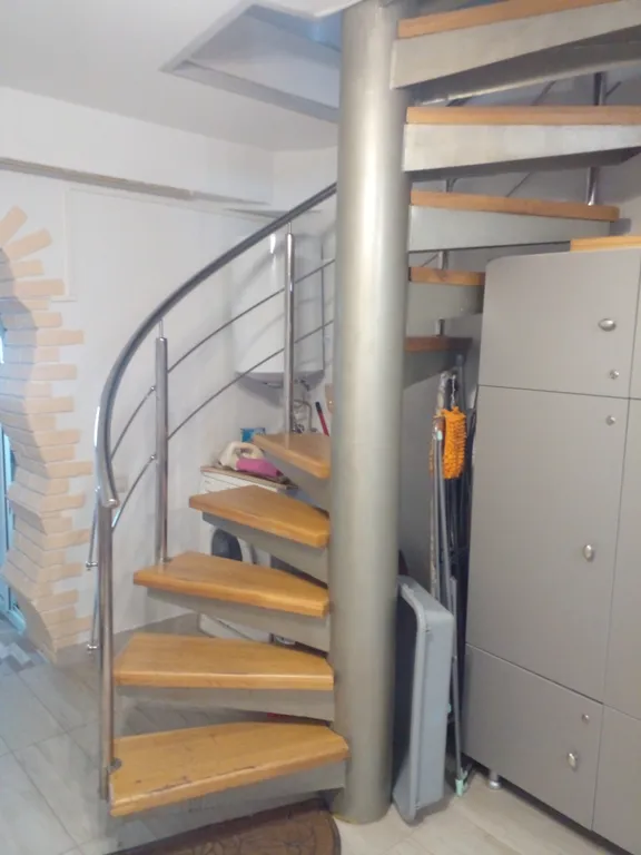 Эллинг на берегу моря