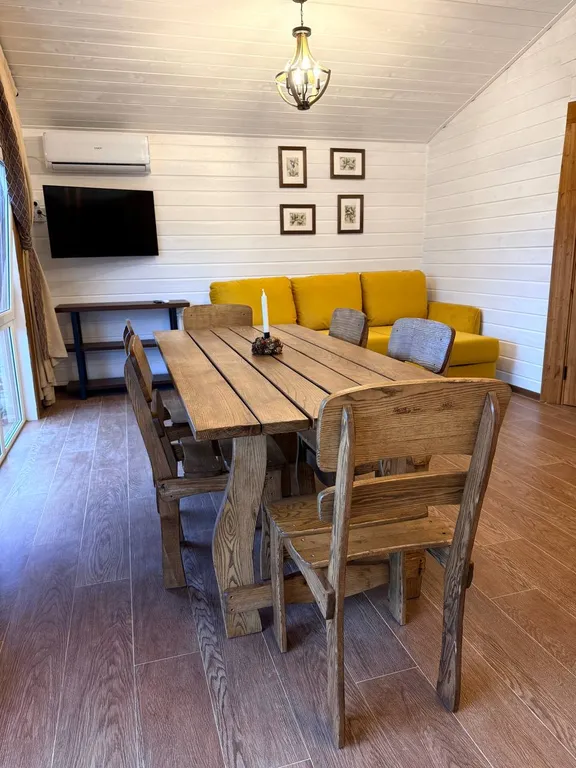 Шале в горах на берегу реки