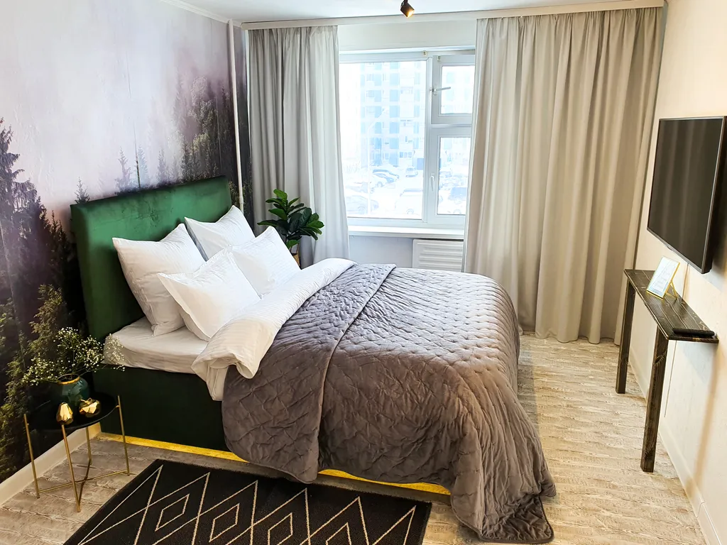 Квартира с большой кроватью и оплаченными домашними кинотеатрами — аренда посуточно в Новый Уренгой