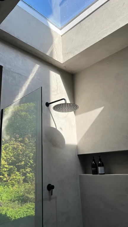 Премиальный дом с дизайнерским камином на дровах в лесу