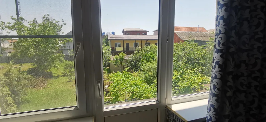 Уютная комната в частном доме у моря с видом на сад, удобства на этаже