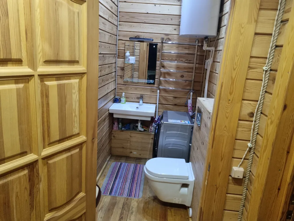 Уютный дом на берегу реки