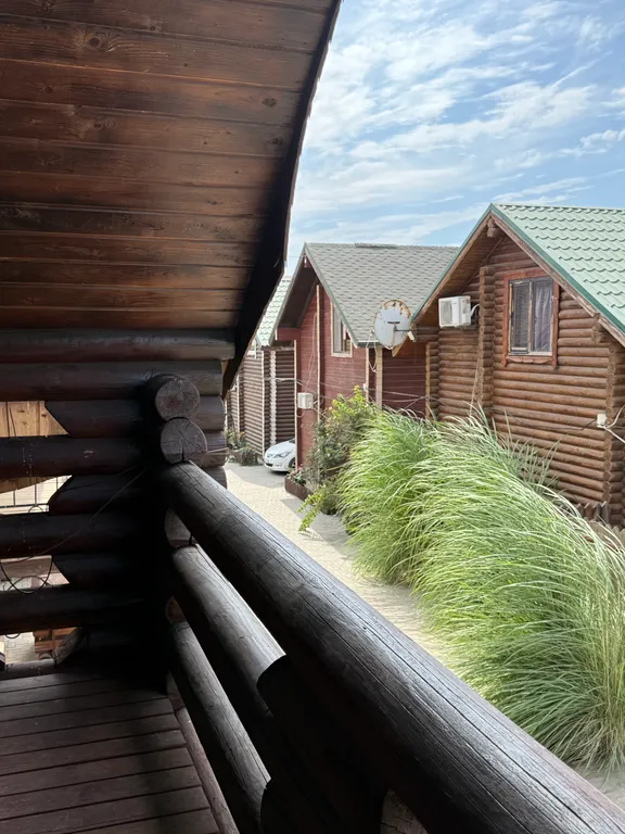 Деревянный домик возле моря