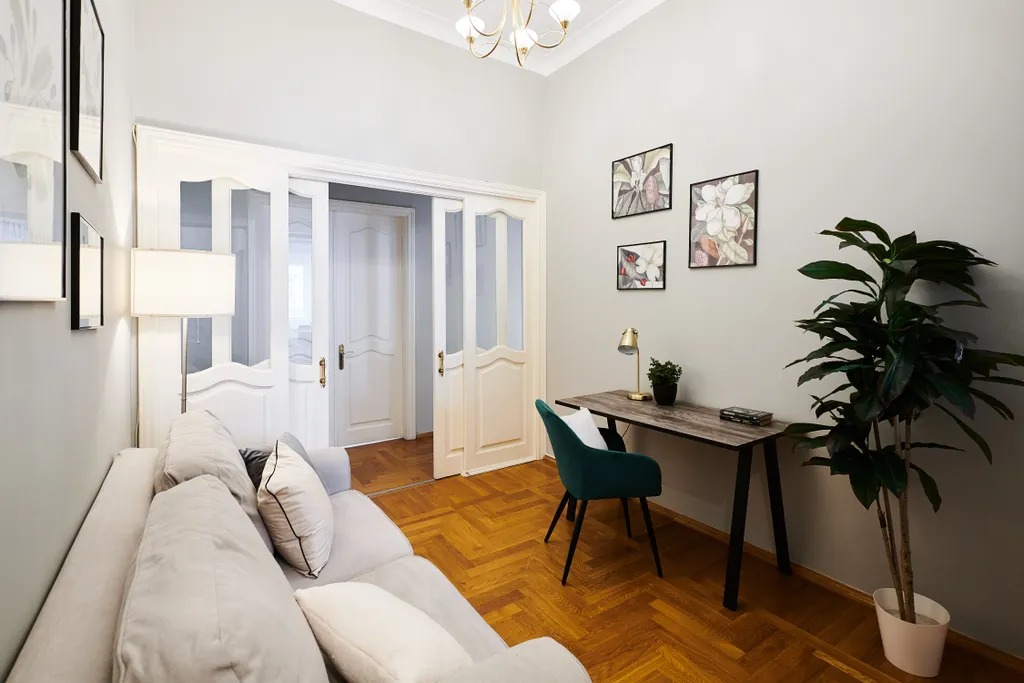 Двенадцать стульев на Тверской