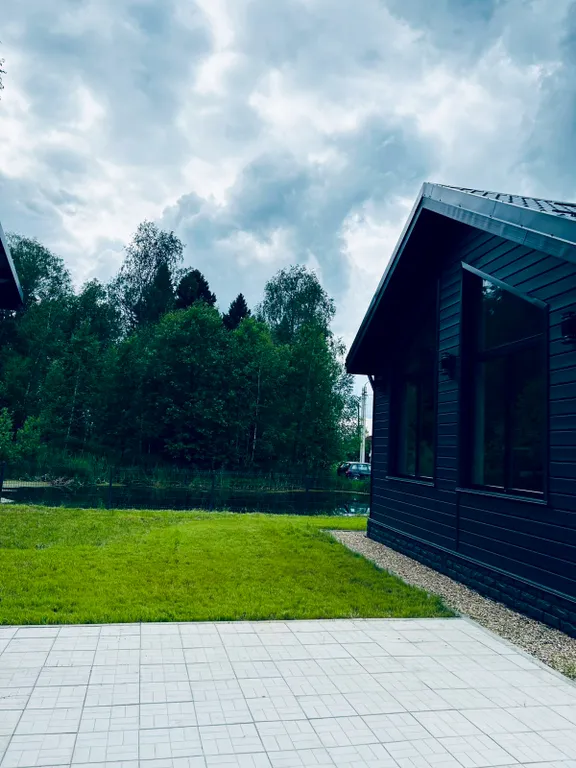 Дом в лесу у озера