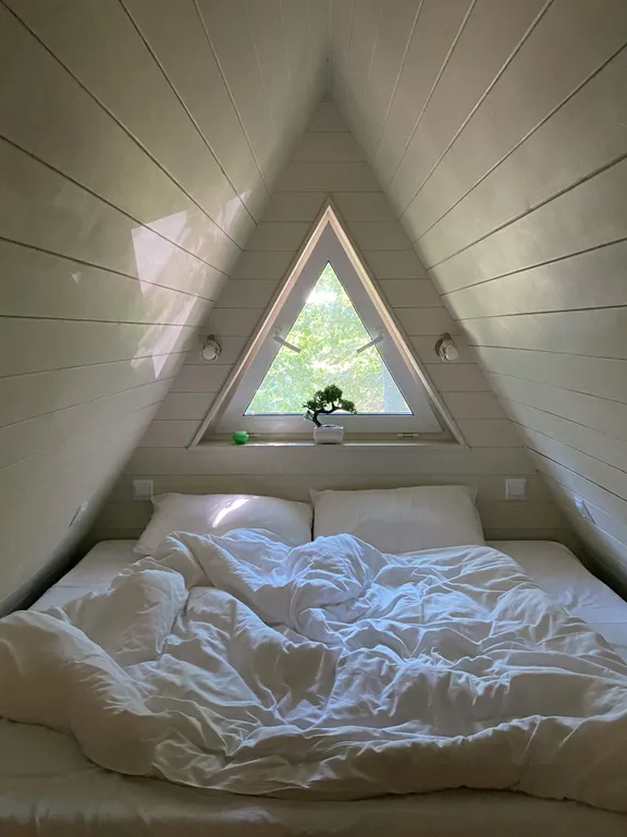 Нескучный треугольный дом Mökki с купелью