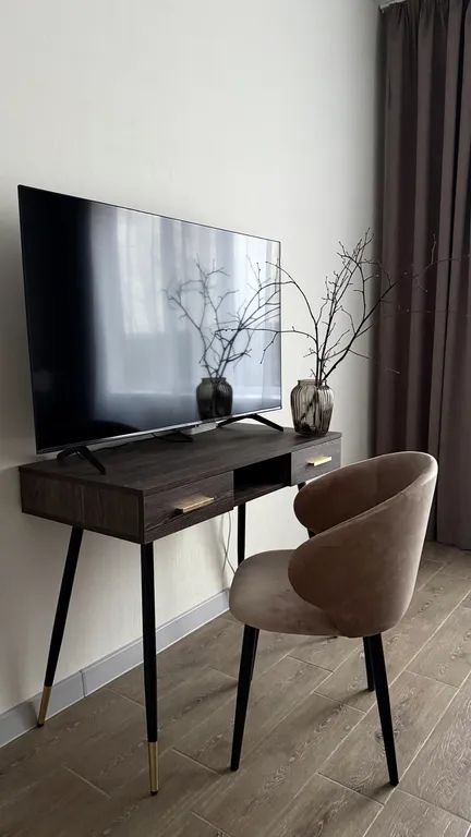 Уютный дом с панорамными окнами рядом с озером