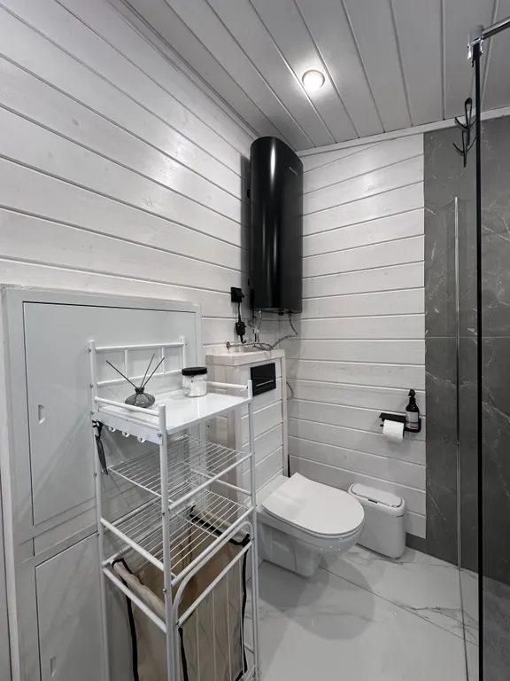 Дом на холме у леса