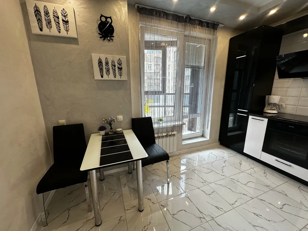 Стильные апартаменты с парящей кроватью и джакузи