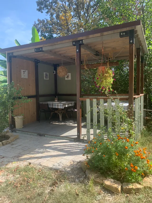 Дом в тени многолетнего дуба