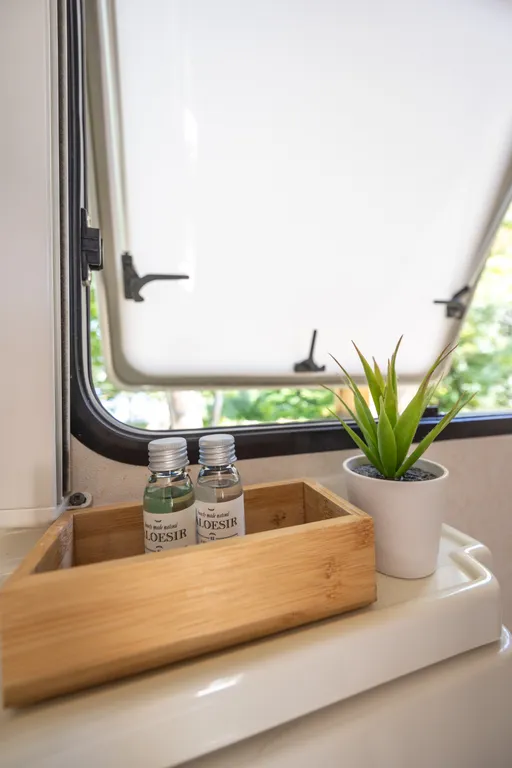 Семейный автодом возле озера