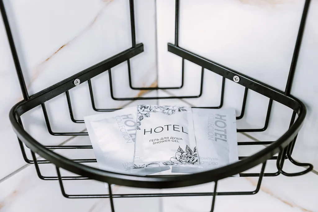 Коттедж с бассейном в лесу