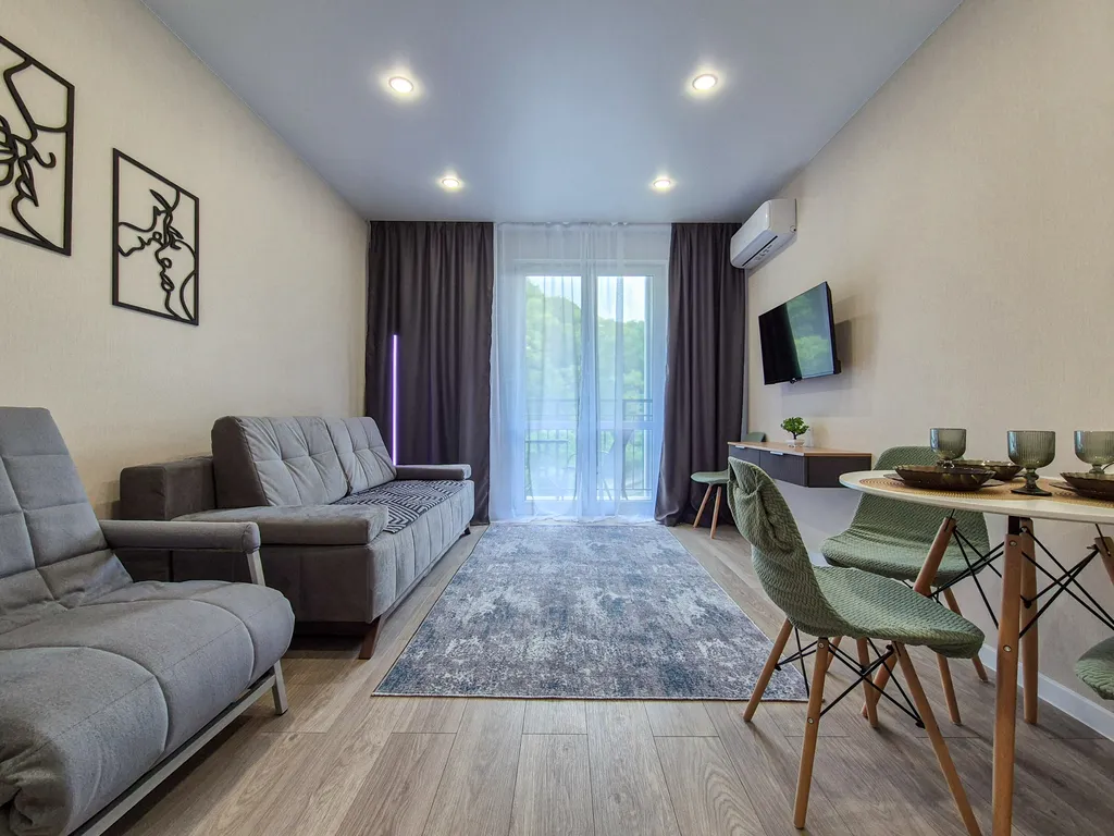 Студия с видом на лес и горы